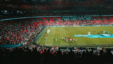 孙兴慜精准传递，麦迪逊禁区内精妙一击，总比分实现逆转！